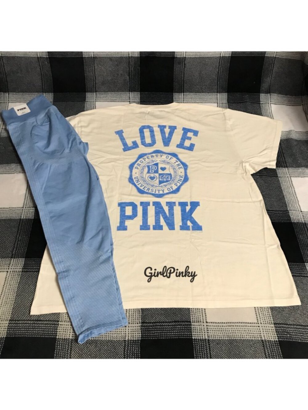 VS PINK BLUE SEAMLESS LEGGINGS OUTFIT WITH LOVE PINK CAMPUS LOGO TEE